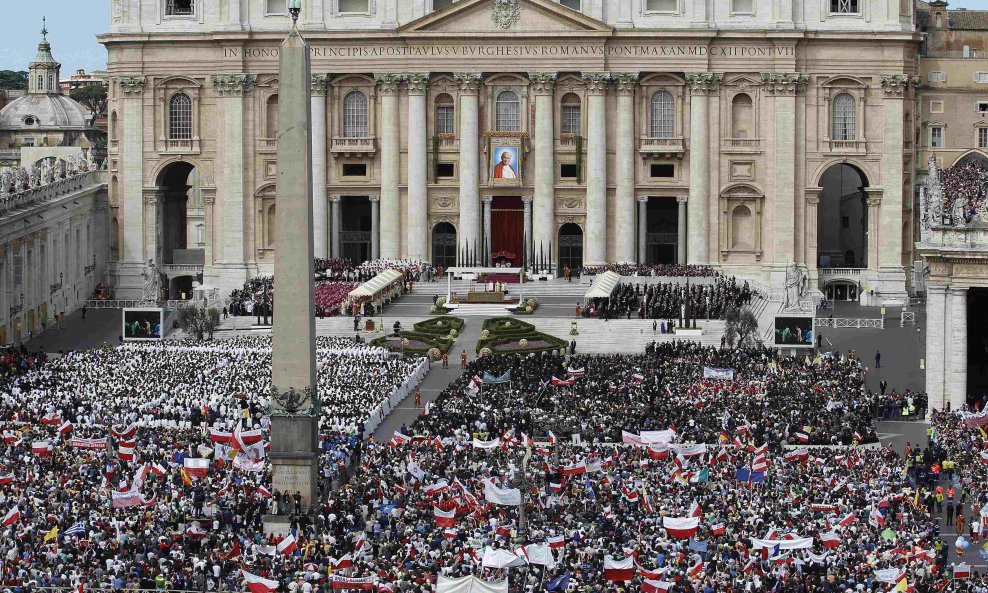 Vjernici na Trgu Sv.Petra za vrijeme ceremonije beatifikacije Pape Ivana Pavla II