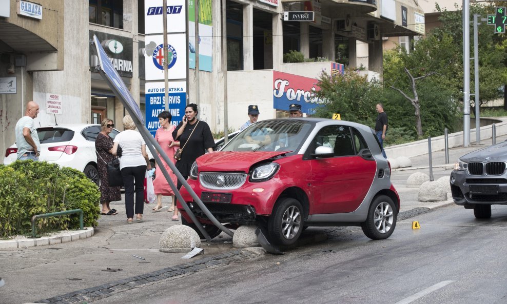 Smart se zabio u prometni znak u Splitu