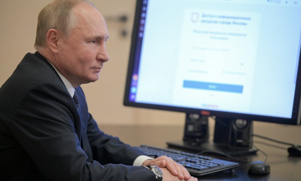 Vladimir Putin glasao je elektroničkim putem