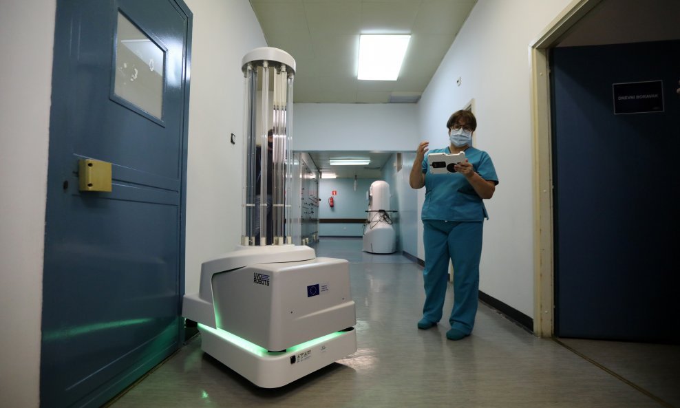 Predstavljanje autonomnog UV robota za dezinfekciju u KBC Rijeka