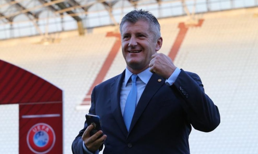 Davor Šuker šeće poljudskim travnjakom uoči utakmice Hrvatska - Italija