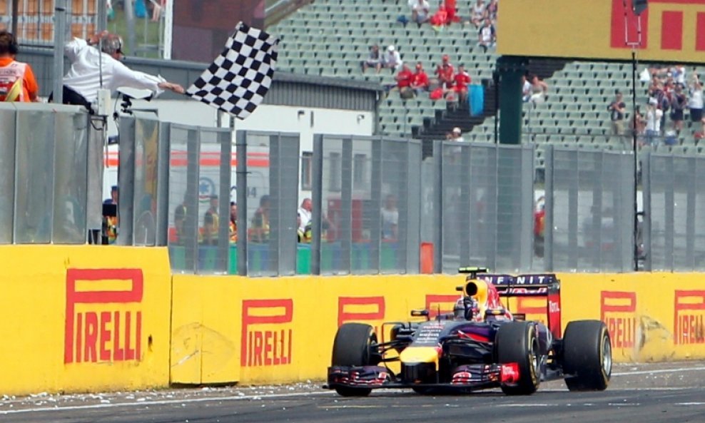 Ricciardo prolazi kroz cilj u Mađarskoj