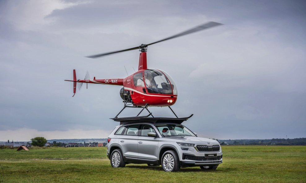 Srebrni serijski SUV Škoda Kodiaq pretrpio samo minimalne preinake za slijetanje helikoptera