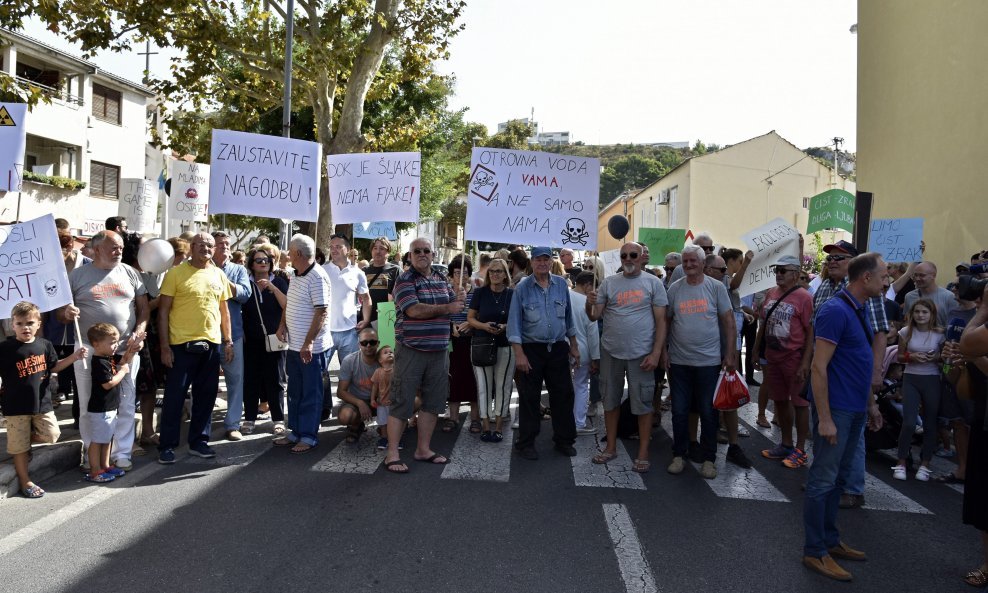 Mirni prosvjed u Dugom Ratu kod bivše Tvornice ferolegura Dalmacija