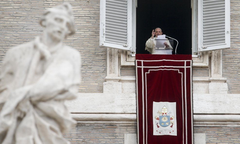 Papa Franjo na prozoru apostolske palače na tradicionalnom Angelusu