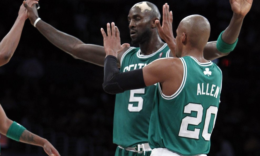 Ray Allen (20)  i Kevin Garnett (5) slave nakon pobjede nad LA Lakersima