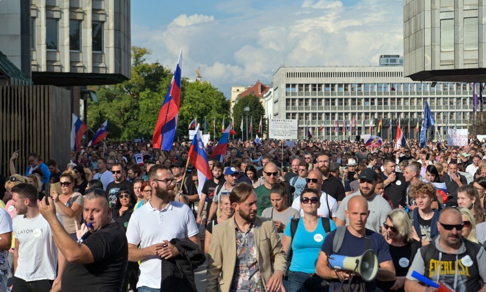 Prosvjed protiv epidemioloških mjera u Ljubljani