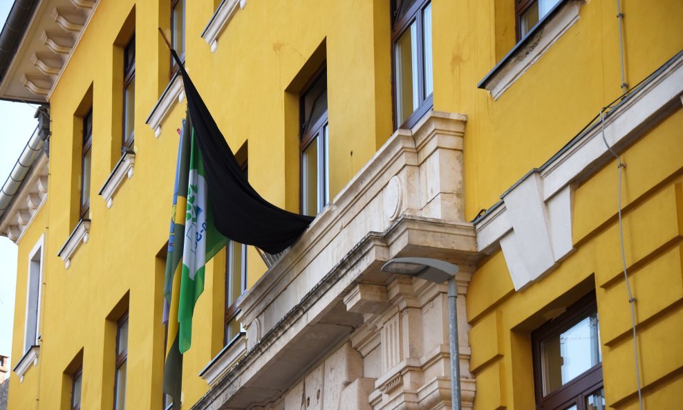 Na pulskoj Gimnaziji izvješena je crna zastava