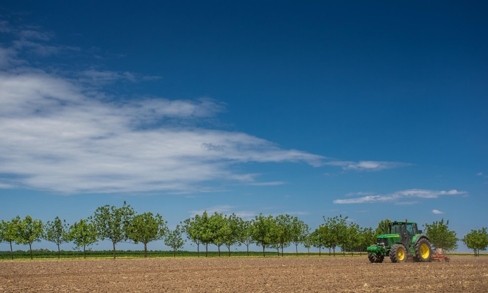 Traktor na polju