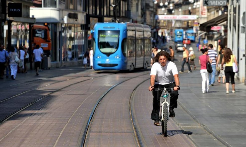 Tramvaj biciklist ZET