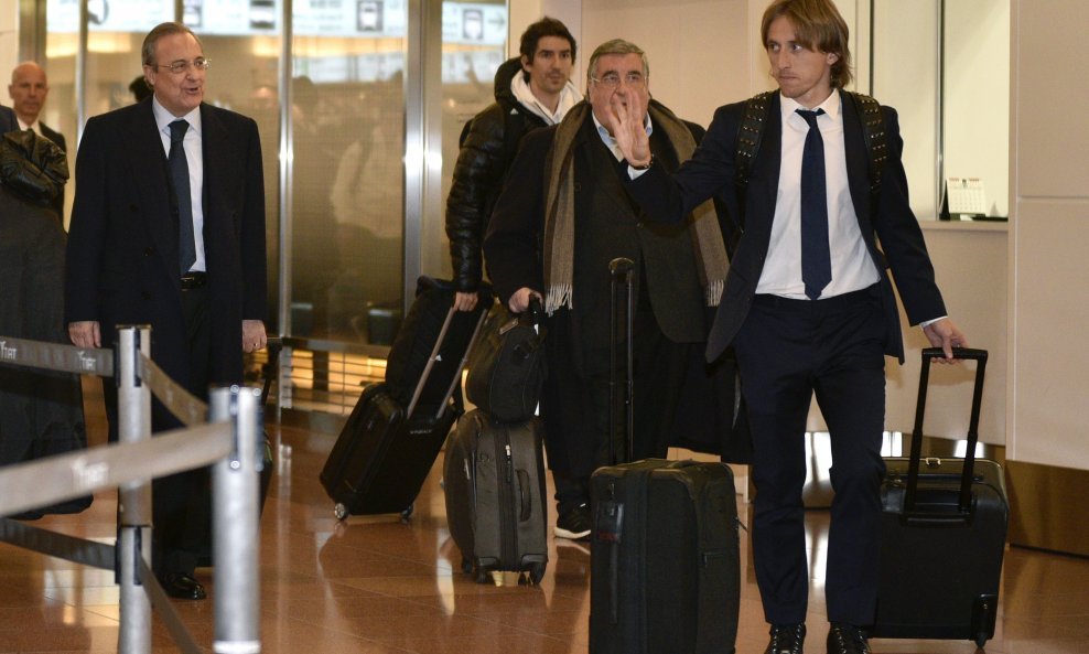 Luka Modrić i Florentino Perez (sasvim lijevo)