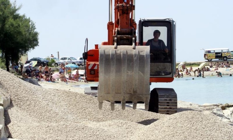 nasipanje plaže usred sezone