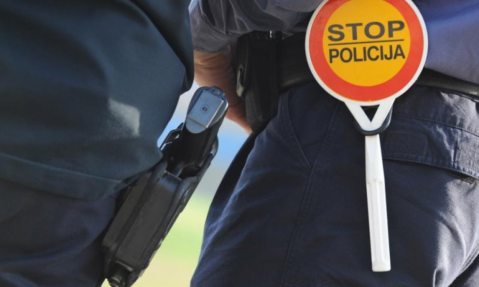 STOP POLICIJA POLICAJCI PIŠTOLJ
