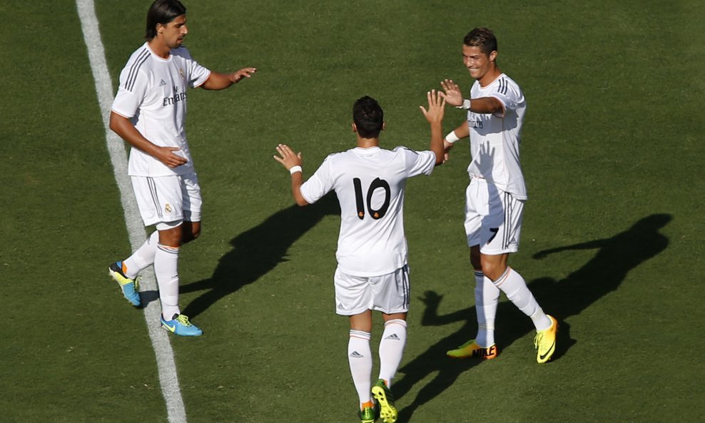 Cristiano Ronaldo (d), Sami Khedira (l) i Mesut Ozil