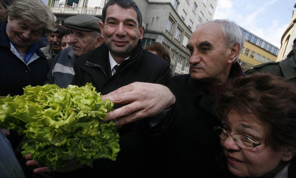 Ramo Dedić dijeli salatu