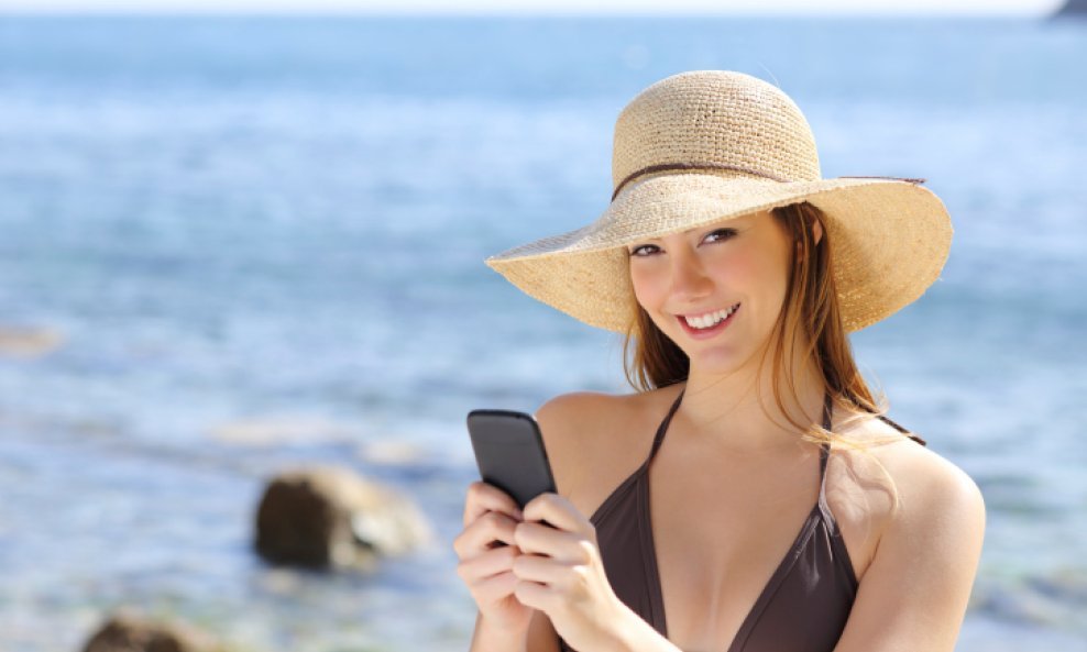 žena djevojka mobitel pametni telefon smartphone plaža ljeto