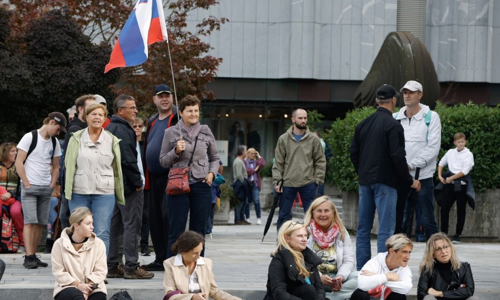 Prosvjed antimaskera i antivaksera u Sloveniji