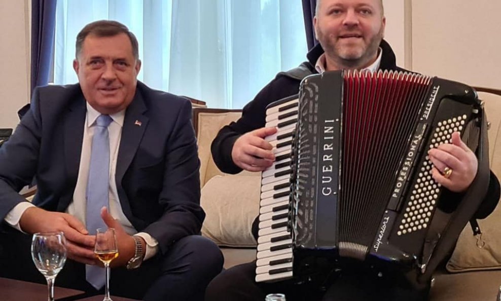 Milorad Dodik s harmonikašem u svom uredu u zgradi Predsjedništva BiH