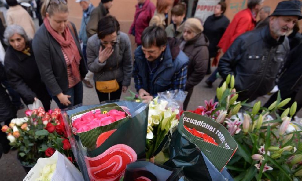 Građani kupuju cvijeće na Međunarodni dan žena (2)