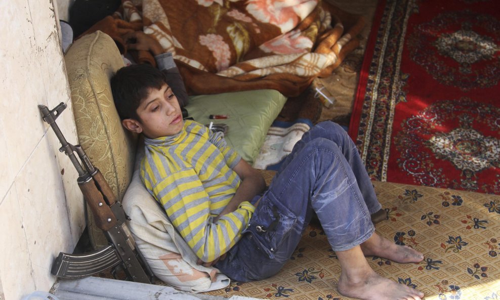 Sirija, dječak s puškom