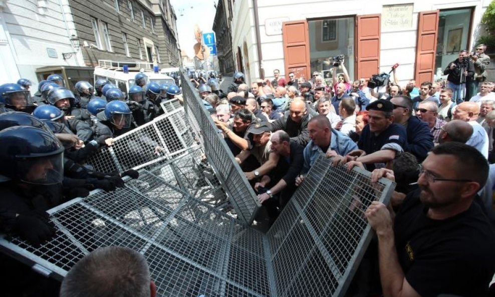 Kordon policije kod Kamenitih vrata preprijecio je put gomili koja pokusava doci do Trga sv. Marka kako bi podrzali branitelje prosvjednike koji odbijaju otici iz crkve sv. Marka gdje su i prenocili. Jucer je dio branitelja na Trgu sv. Marka u prosvjedu p