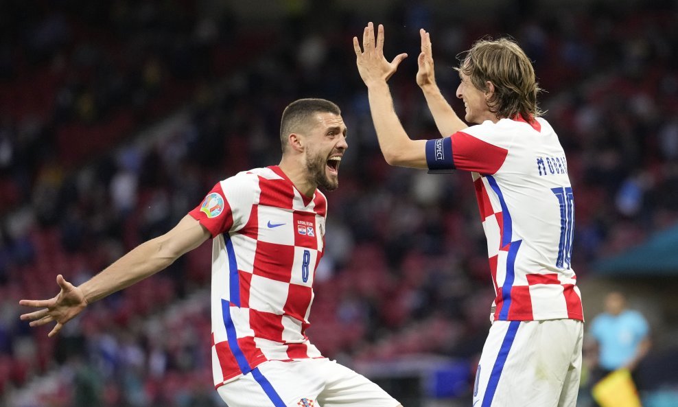 Mateo Kovačić (lijevo) i Luka Modrić