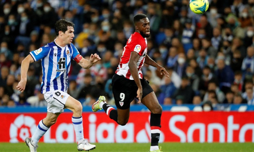 Aritz Elustondo (l) vs. Inaki Williams