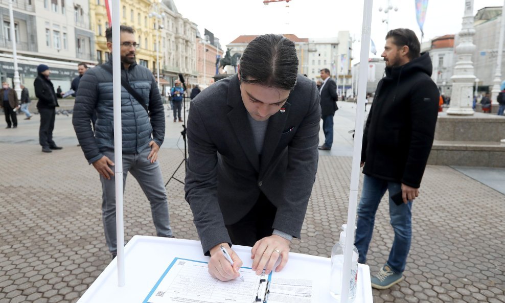 Ivan Vilibor Sinčić potpisa referedumsku inicijativu 'Zaštitimo hrvatsku kunu'