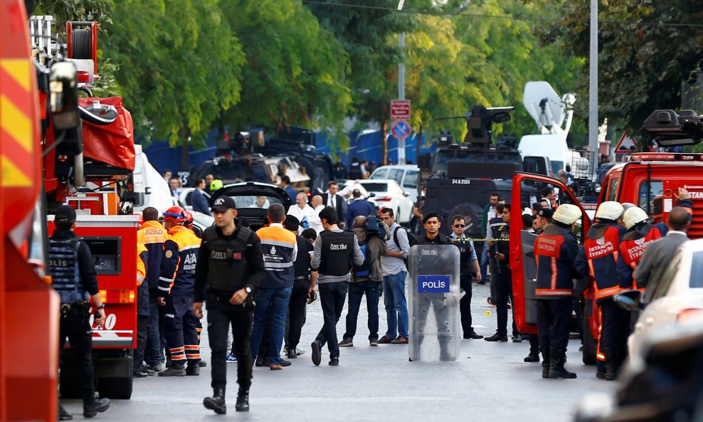 Scena nakon eksplozije auto-bombe u Istanbulu