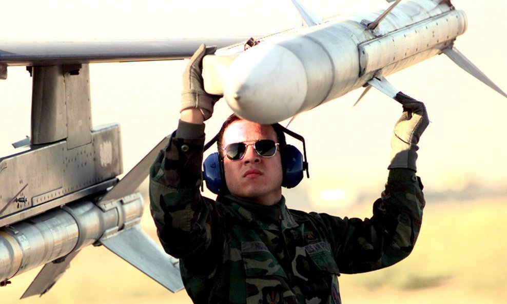 Američki narednik utovara raketu AMRAAM (ilustrativna fotografija)