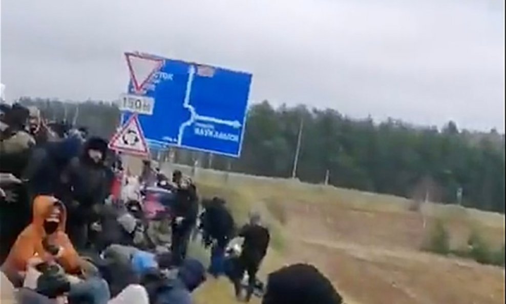 Migranti pokušavaju prodrijeti kroz kordon policije na poljsko-bjeloruskoj granici