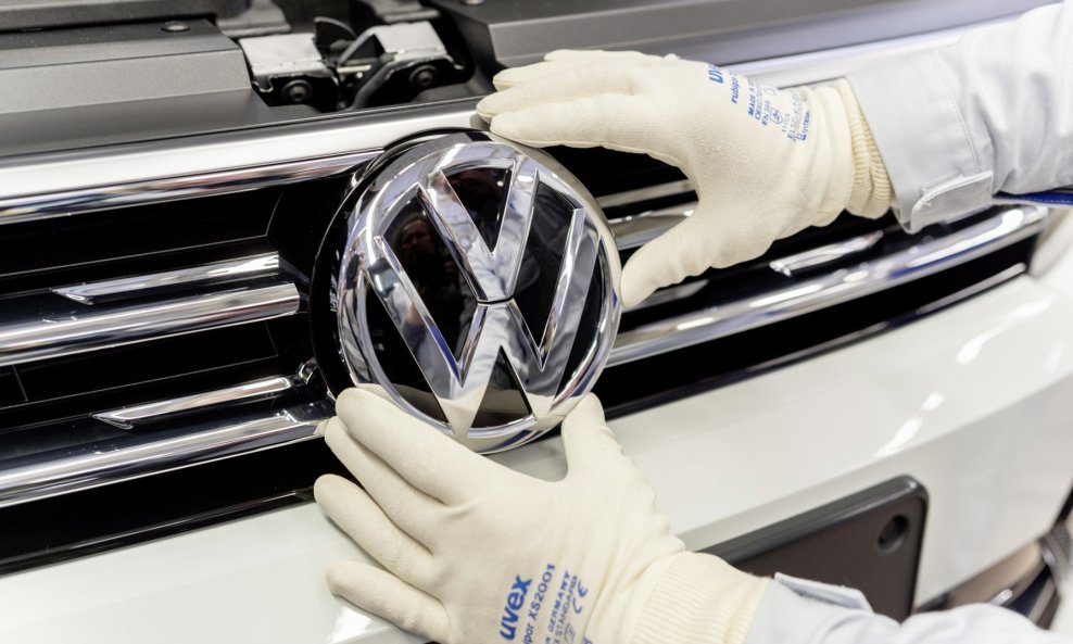 Stavljanje VW loga na gotovi automobil u tvornici u Wolfsburgu