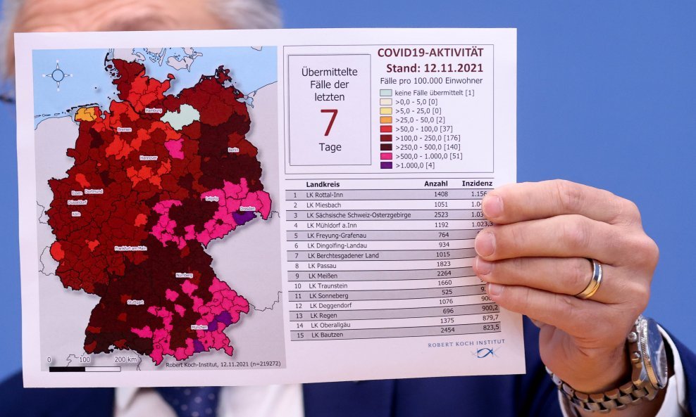 Direktor Instituta Robert Koch Lothar Wieler pokazuje kartu Njemačke koja prikazuje širenje covida