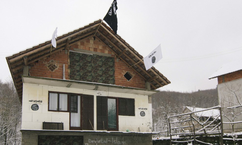 Zastava ISIL-a na kući u Gornjoj Maoči  (2)