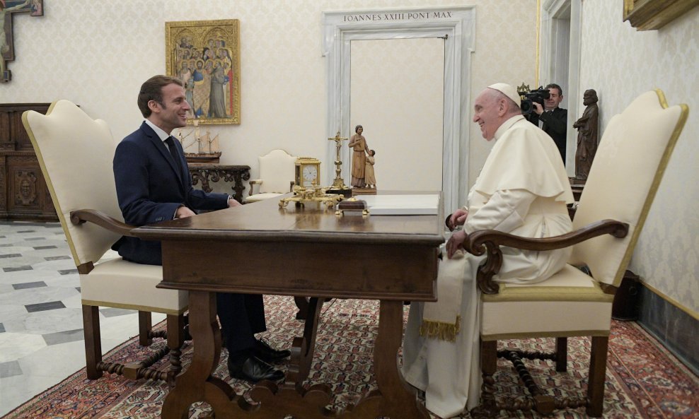 Emmanuel Macron i papa Franjo