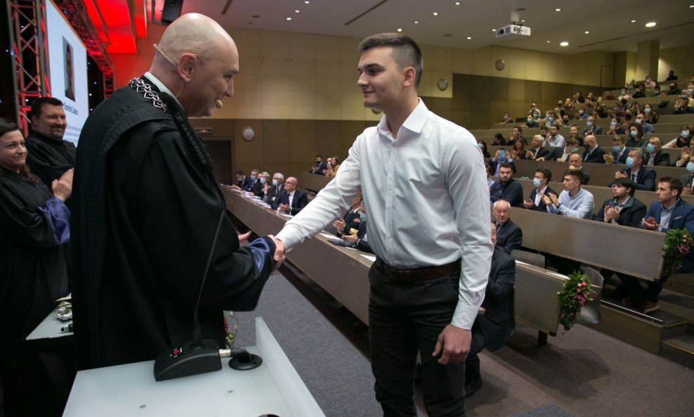 Dekan FER-a Gordan Gledec, student Dominik Likakur