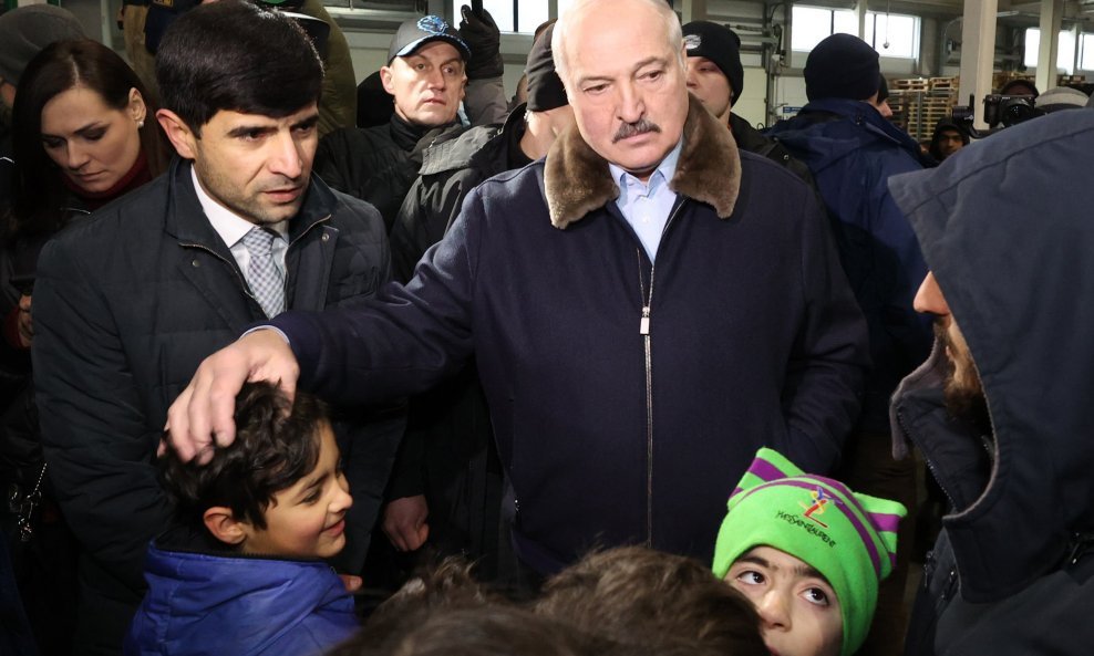 Aleksandar Lukašenko s migrantima na poljsko-bjeloruskoj granici