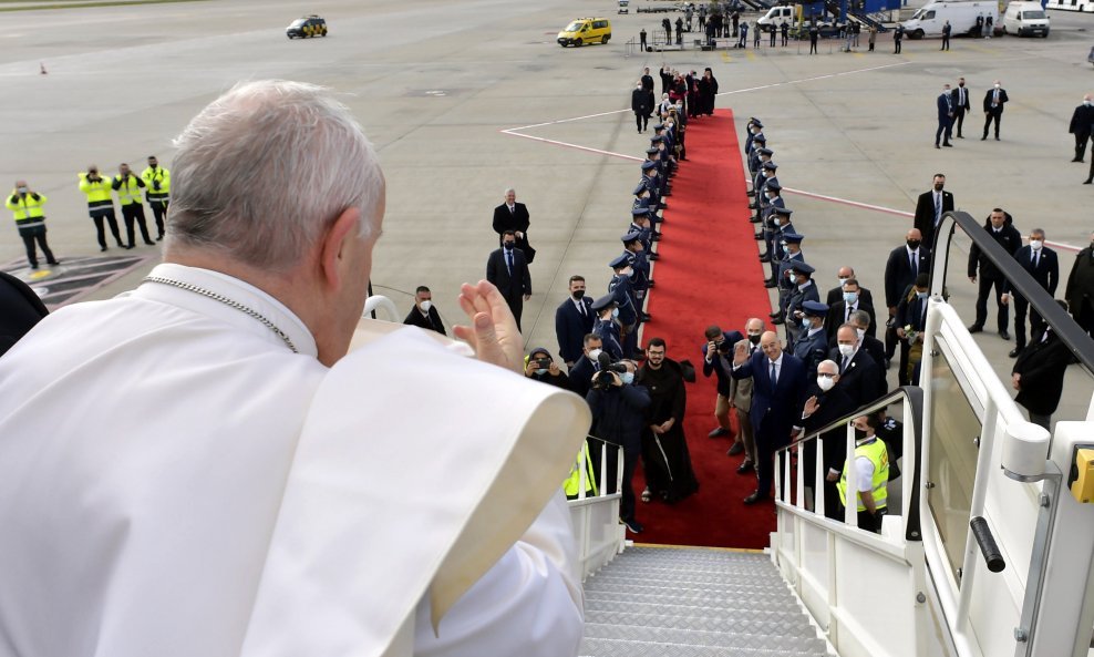 Papa Franjo na odlasku iz Grčke