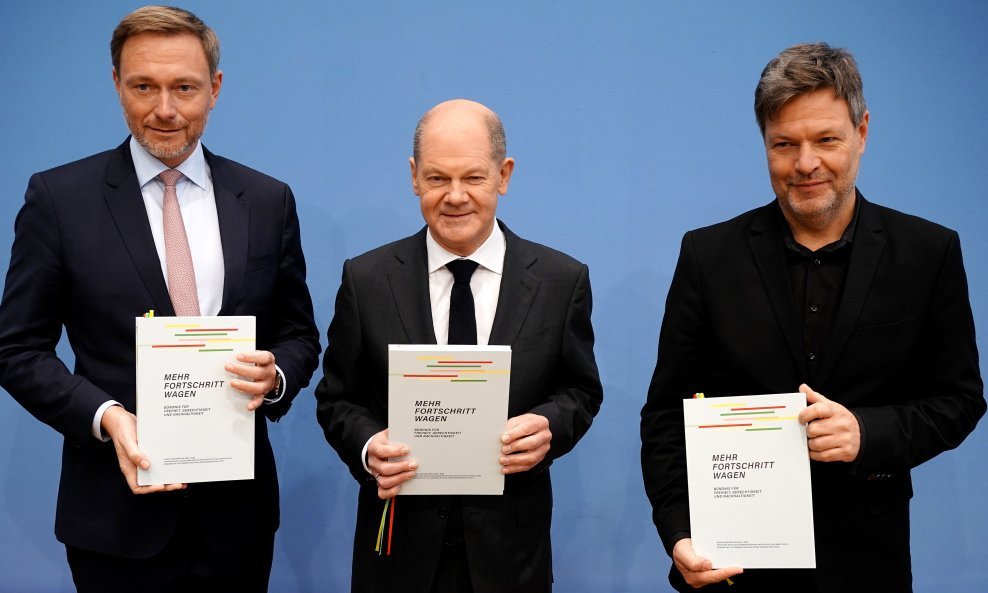 Olaf Scholz, Christian Lindner i Robert Habeck s koalicijskim ugovorom