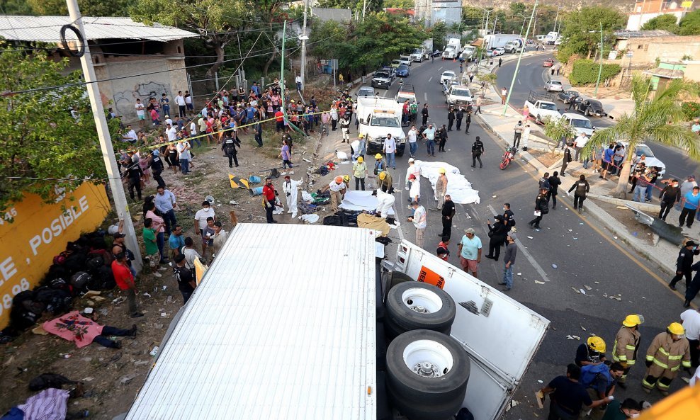 Prevrnnuti kamion s migrantima u Meksiku