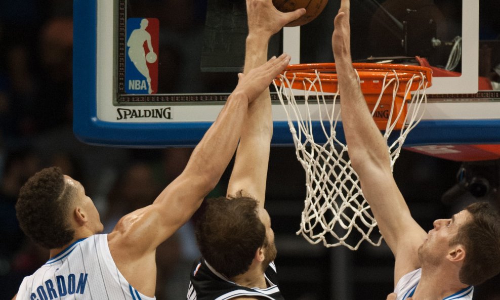 Bojan Bogdanović zakucava preko Aarona Gordona i Jasona Smita