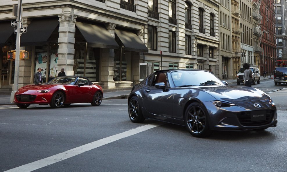 Mazda MX-5 za 2022. model Roadster (lijevo) i RF (desno)