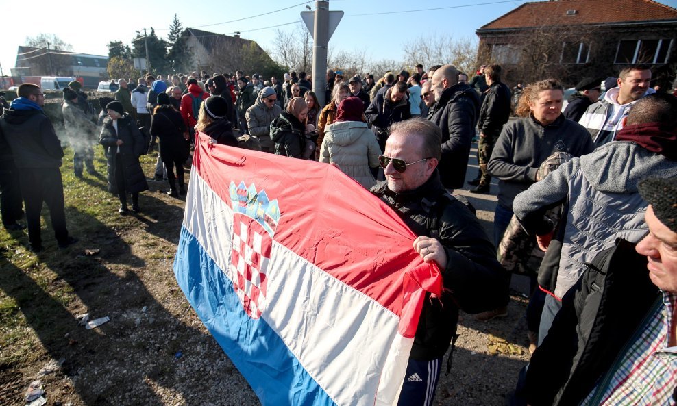 Okupljanje prosvjednika ispred Remetinca protiv covid potvrda