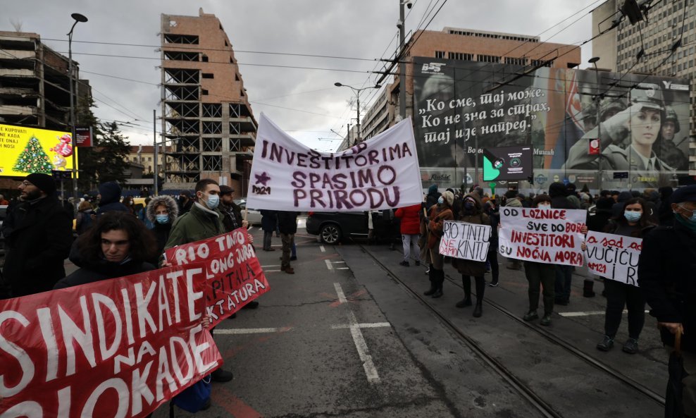 Građani prosvjeduju ispred sjedišta Vlade Srbije u Beogradu protiv kompanije Rio Tinto zbog rudarenja litija