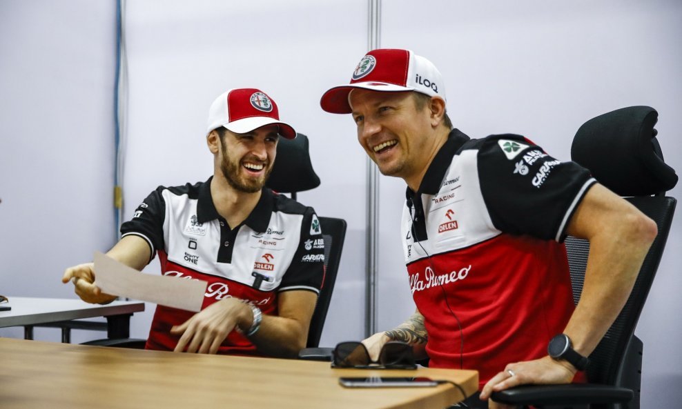 Giovinazzi i Raikkonen u trenucima sreće