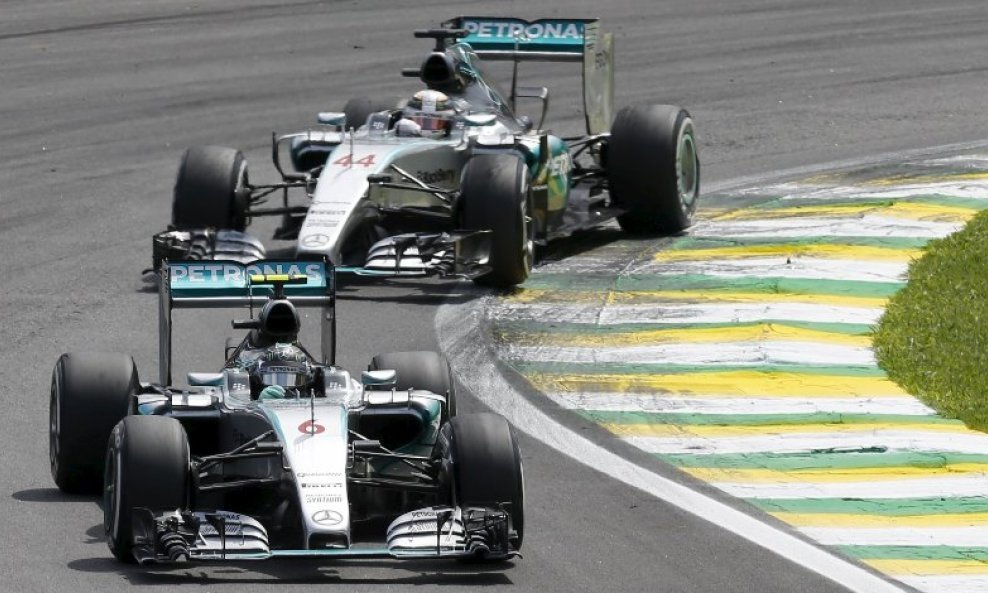 Rosberg zadržava Hamiltona iza sebe