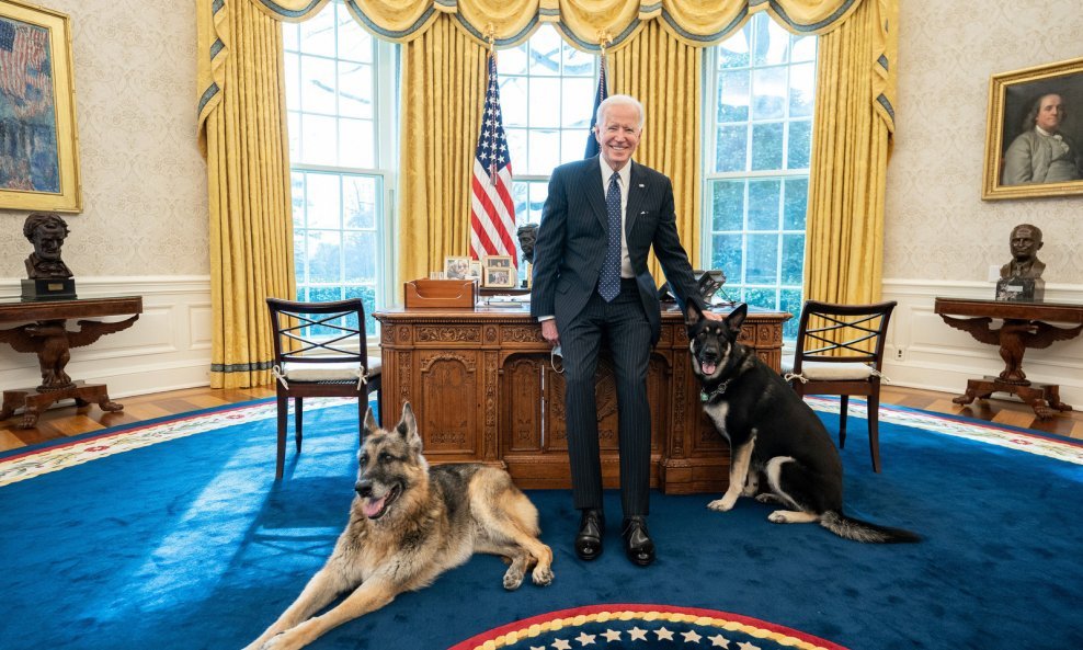 Joe Biden s psima Champom i Majorom u Ovalnom uredu Bijele kuće na početku mandata