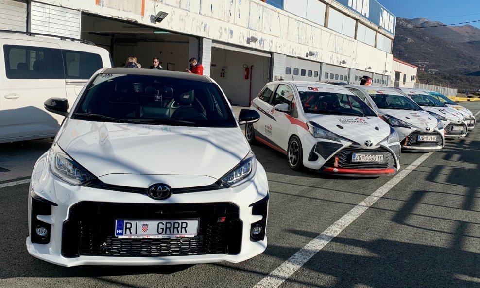 Trkaći automobili iz serije Toyota Yaris Challenge bili su na raspolaganju sudionicima