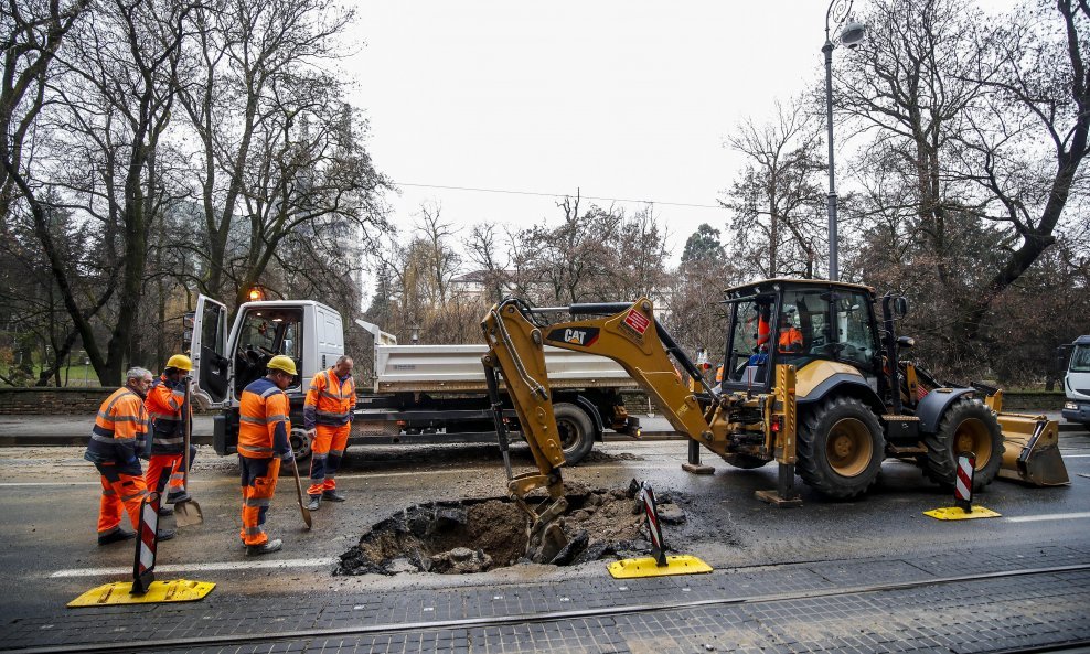 Radnici saniraju puknutu cijev na Ribnjaku