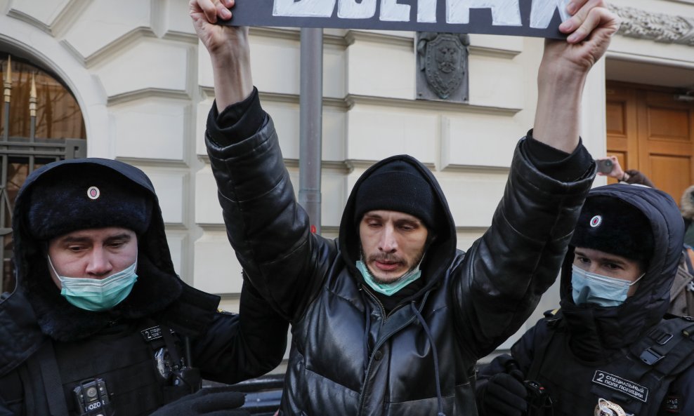Rsuka policija privela je prosvjednike ispred Vrhovnog suda u Moskvi koji su došli podržati Udrugu za ljudska prava Memorial